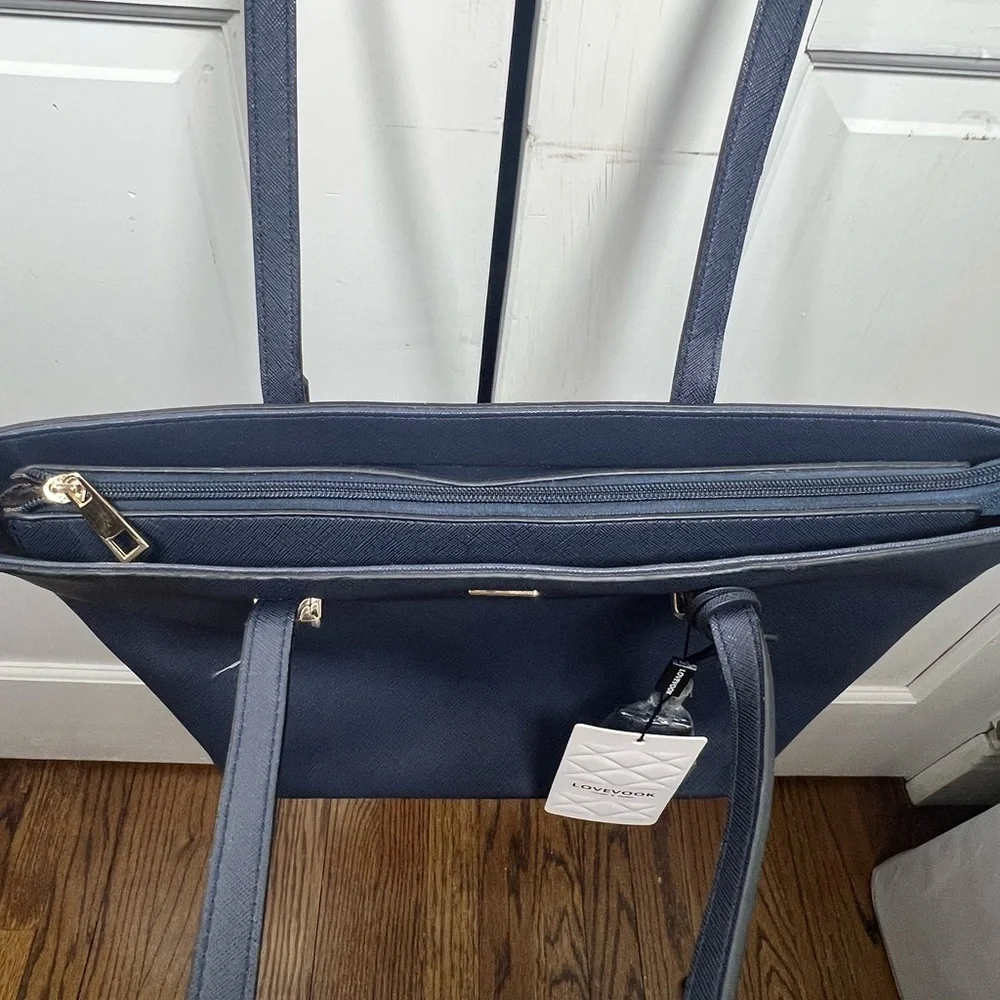 NWT Lovevook Hobo Faux Leather Purse/Bag with Matching Wristlet and dust bag - Picture 5 of 5